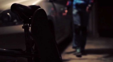 Ano, tento kluk je slepý a ano, on jezdí na skateboardu