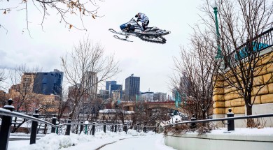 Levi LaVallee si dal menší projížďku po městě na sněžném skútru