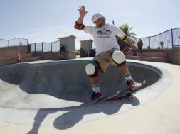 51 let a stále řádí na skateboardu