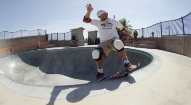 51 let a stále řádí na skateboardu