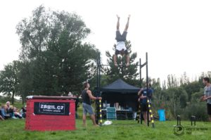 Jim Dohnal ve stojce na hrazdě.