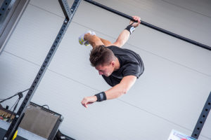 Bohdan Děmjaněnko v těžkém balanci na jedné ruce.